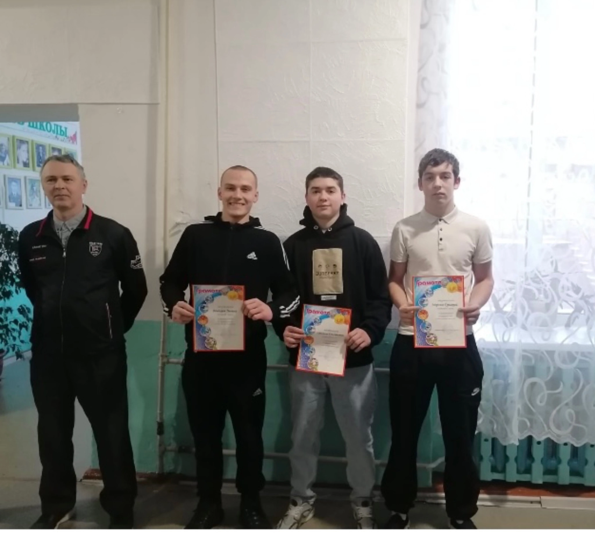 Соревнования по армрестлингу.